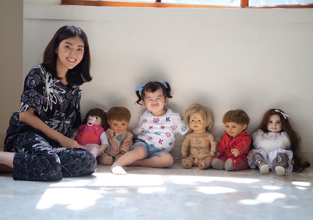 Sarwendah menjadi salah satu artis Indonesia yang memiliki boneka bayi. Boneka bayi Sarwendah diberi nama Robby dan dibelikan baju untuk bayi asli.