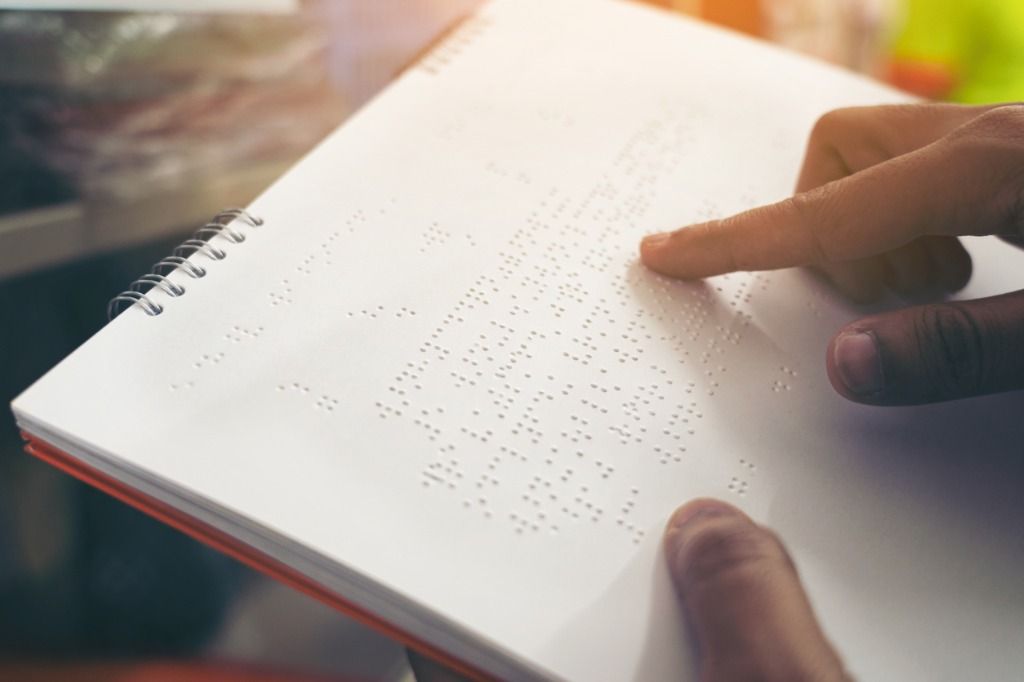 Ada berbagai manfaat membaca huruf braille bagi orang dengan penglihatan normal, jadi bukan hanya untuk tunanetra