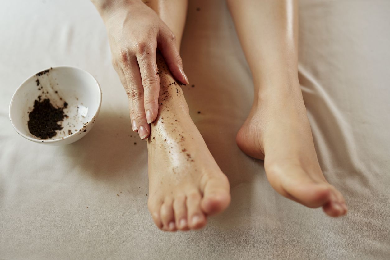 Tak hanya wajah, kamu juga harus merawat bagian tubuh lainnya, salah satunya melakukan scrub kaki. Bagaimana cara membuatnya?