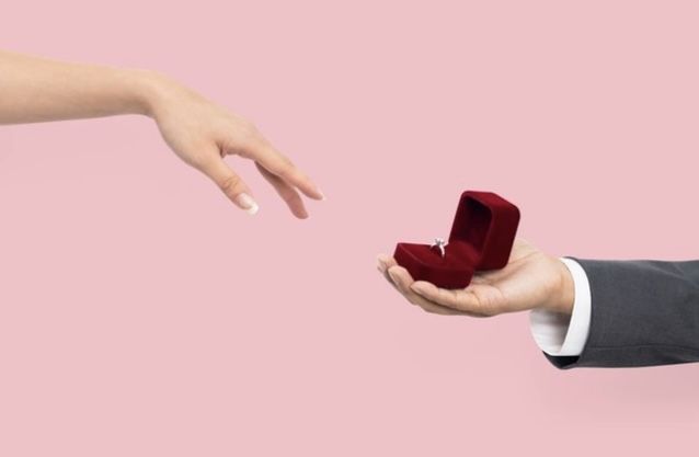 Perempuan memang senang jika dilamar orang terkasih. Namun tiga ide lamaran ini justru tidak disukai perempuan dan bikin laki-laki ditolak. Apa saja?