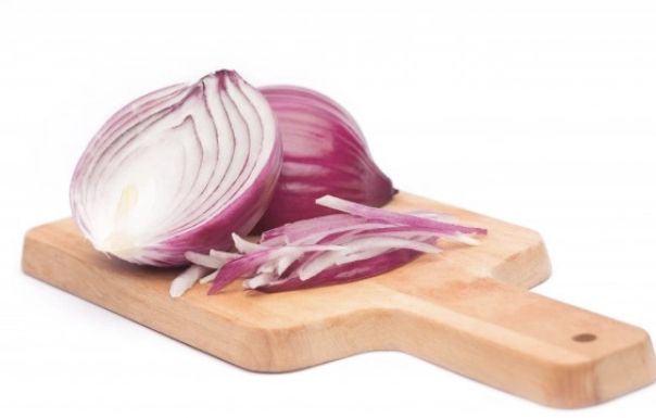 Simak begini cara ampuh hilangkan bau tak sedap dari bawang bombay setelah memasak di dapur. Bagaimana caranya?