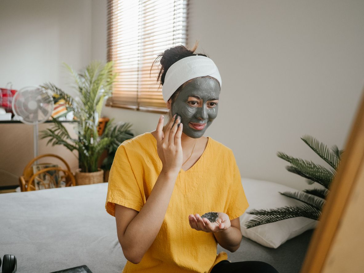 Charcoal mask masih menjadi favorit para beauty enthusiast. Yuk, simak rekomendasi charcoal mask dari brand lokal ini.