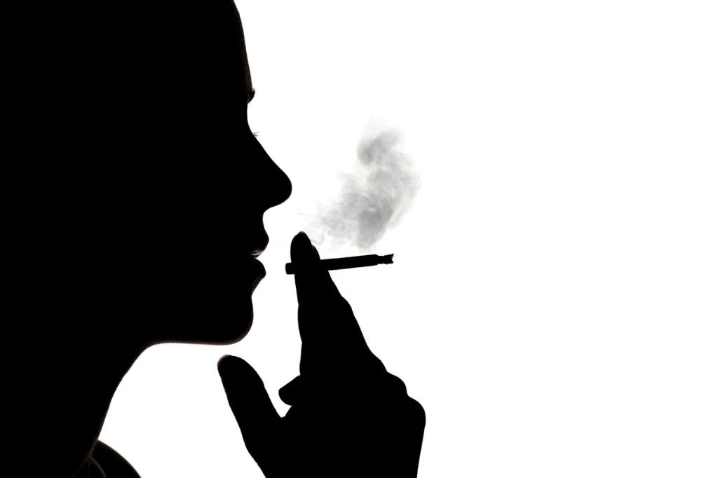 Berikut ini berbagai dampak merokok bagi perempuan mulai dari efek kontrasepsi oral hingga menopause dini