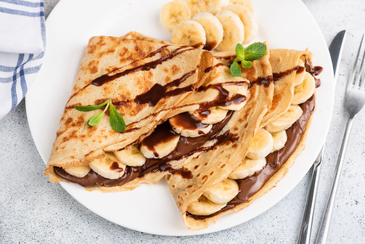 Crepes menjadi makanan kekinian yang banyak dinikmati kawula muda. Simak, tips memasak mudah crepes yang enak dan tidak lengket.