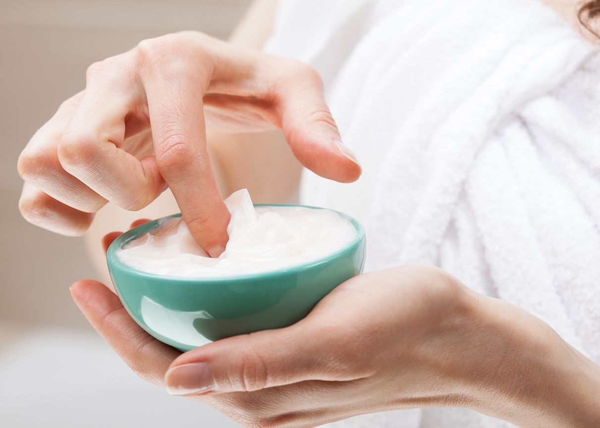 Selain wajah, kuku juga perlu kamu rawat agar tetap sehat. Yuk, simak cara mebuat DIY perawatan kuku dengan bahan alami berikut ini.