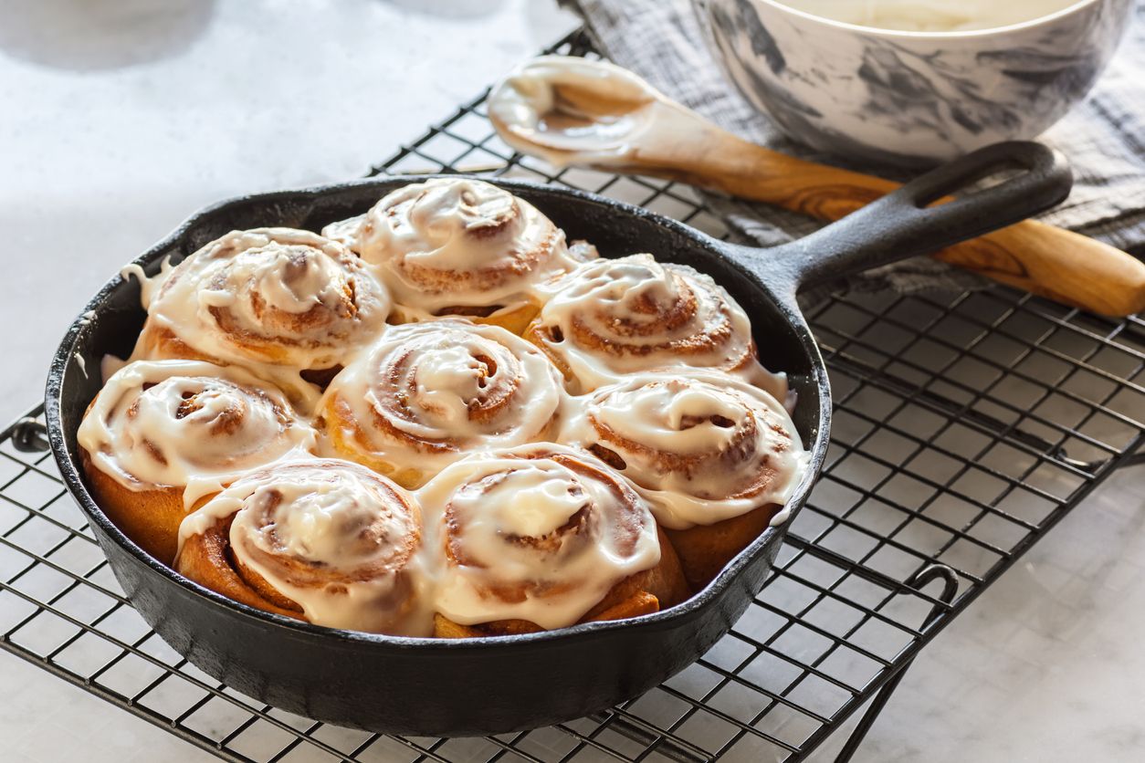 Cinnamon roll sering kali dijual di kafe sebagai teman minum kopi dan bersantai. Simak, ini tips memasak mudah cinnamon roll ala kafe. Coba yuk!