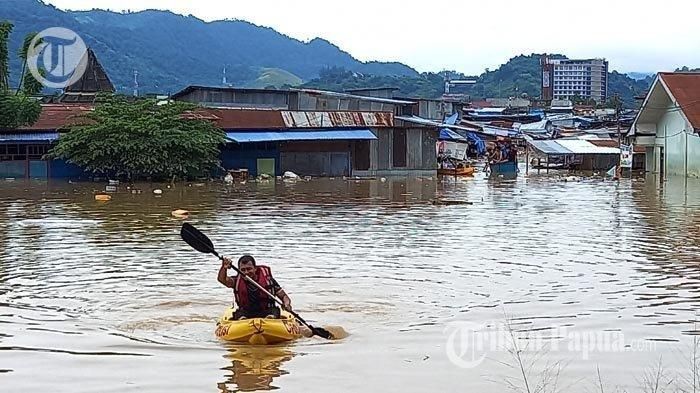 Banjir melanda sejumlah daerah di Jayapura, Papua pada Jumat (7/1/2022). Berbagai fasilitas umum dan Pasar Youtefa terkena dampak.