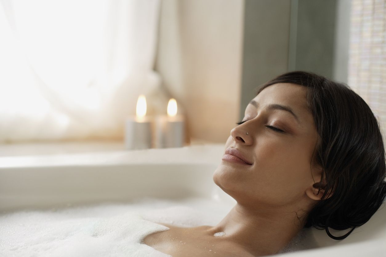 Bagi sebagian perempuan, menghabiskan waktu berendam di dalam bathtub merupakan hal yang menyenangkan. Yuk, simak jenis produk untuk berendam ini.