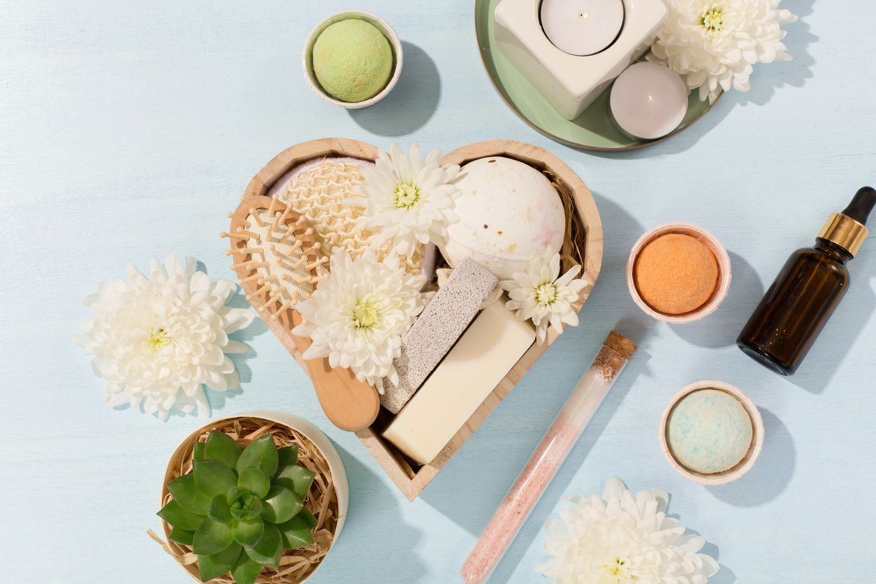 Ingin membuat bubble bath sendiri di rumah? Ini lima resep DIY bubble bath yang bisa kamu coba dengan bahan-bahan sederhana.