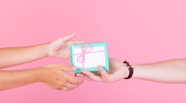 Tak perlu mahal, berikut tips memilih kado akhir tahun untuk sahabat yang tepat, bisa barang kebutuhan maupun yang disuka.