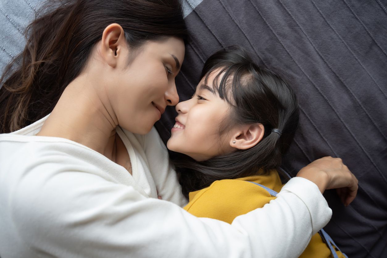 Memeluk anak dapat memberikan kehangatan, rasa aman, dan kebahagiaan untuk anak. Simak, ini tujuh waktu terbaik untuk memeluk anak.