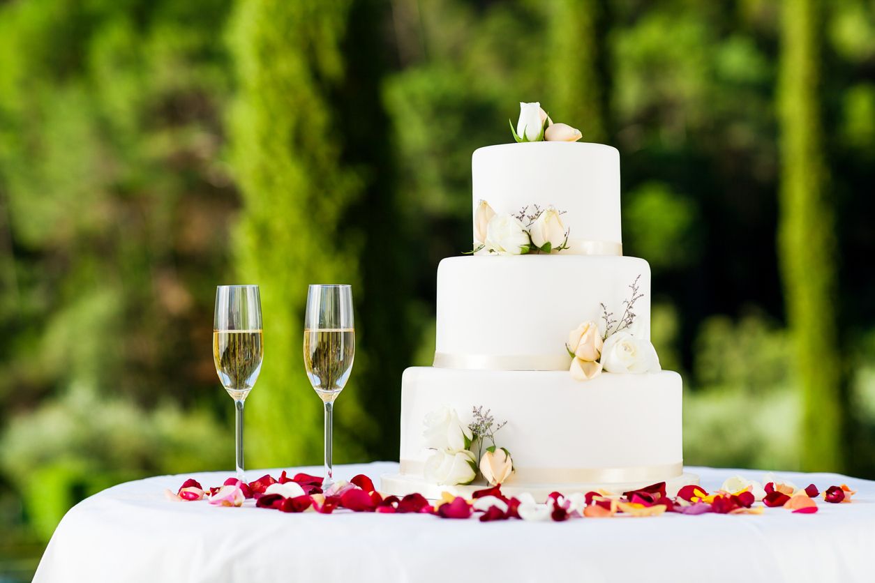 Dalam acara perempuan menikah dengan pasangannya tentu sering ditemukan kue pernikahan. Simak 5 fakta unik di baliknya!