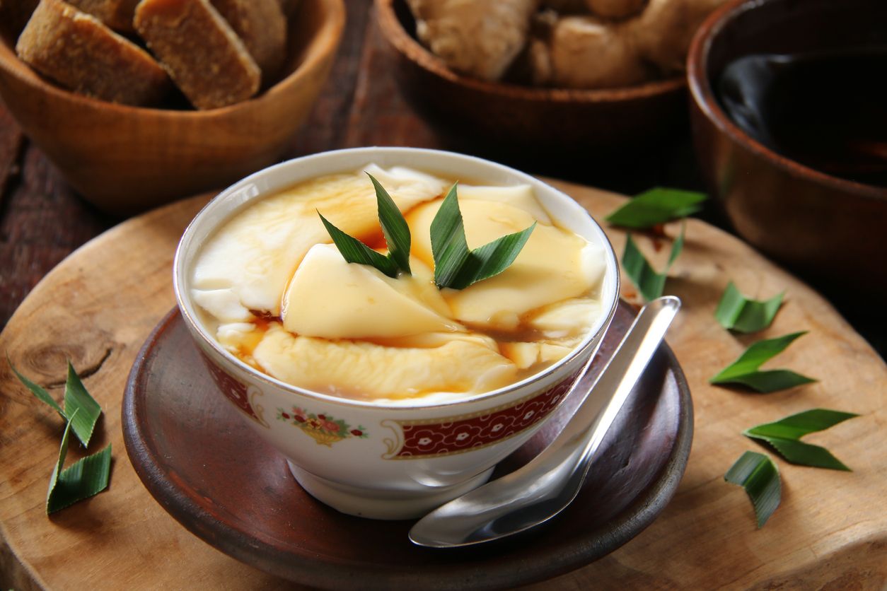 Wedang tahu menjadi minuman penghangat tubuh saat musim hujan tiba. Simak, ini 3 tips memasak mudah wedang tahu yang lembut.