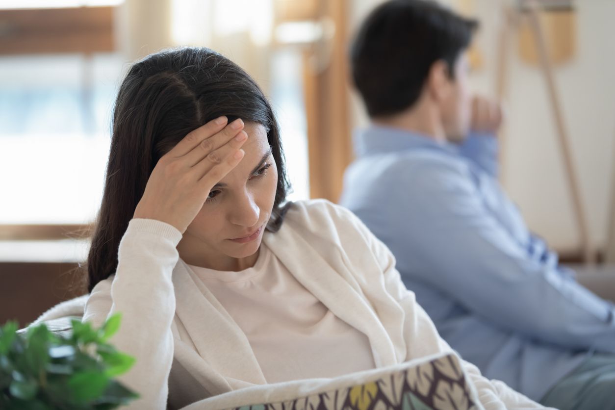 Korban kekerasan pada perempuan, biasanya mengalami trauma bonding. Simak cara mengatasinya!