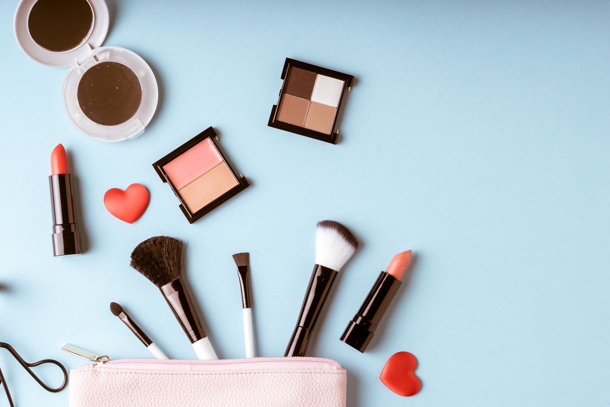 Beberapa waktu lalu tren skincare viral di TikTok heboh dengan penggunaan lip liner sebagai ey shadow. Simak pendapat ahli terkait tren tersebut.