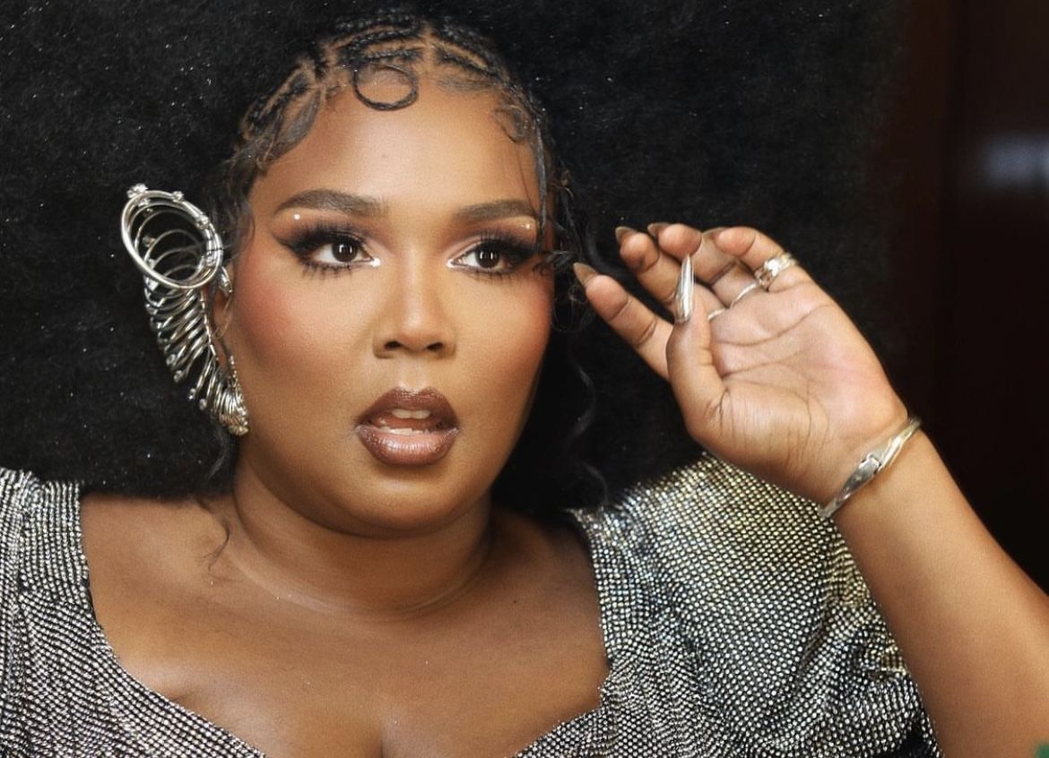 Penyanyi asal Amerika Serikat, Lizzo, tampak memukau saat memakai aksesori ear cuff rancangan desainer Rinaldy Yunardi.