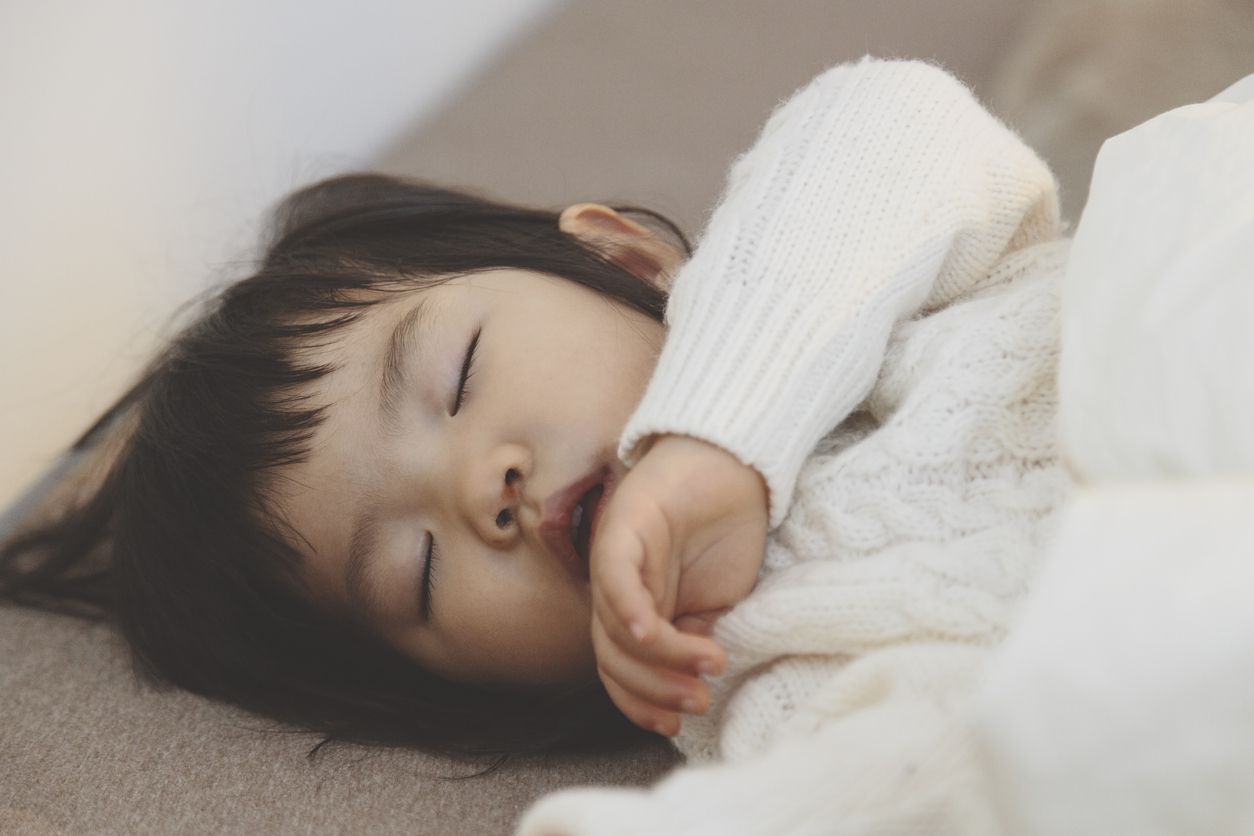 Tidur cukup bagi anak sangat bermanfaat untuk fungsi otak di masa tumbuh kembangnya. Untuk itu, penting menerapkan rutinitas tidur teratur.