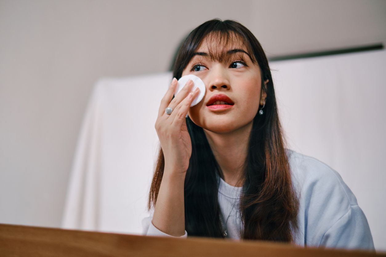 Pemakaian makeup remover beberapa waktu lalu sempat menjadi tren skincare viral di TikTok. Simak pentingnya penggunaannya. 