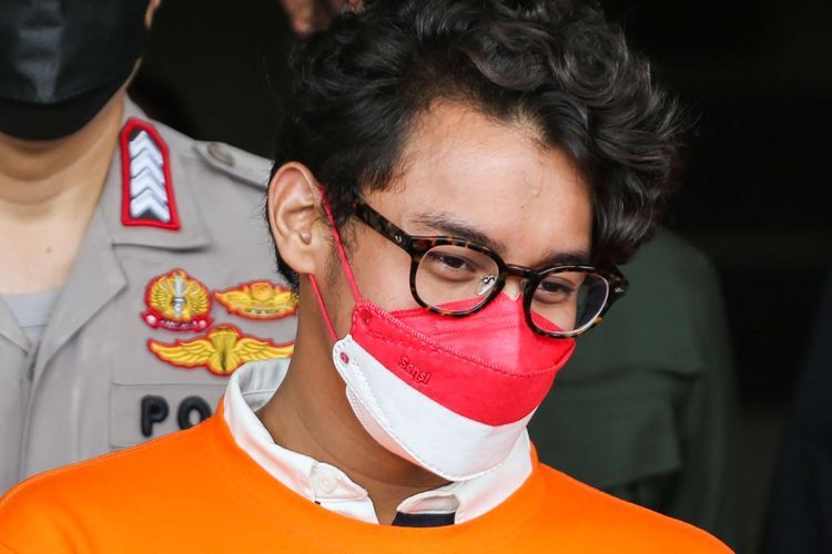 Aktor dan musisi Ardhito Pramono ditangkap karena kepemilikan narkoba. Polisi juga menemukan alprazolam atau obat penenang dengan resep dokter.