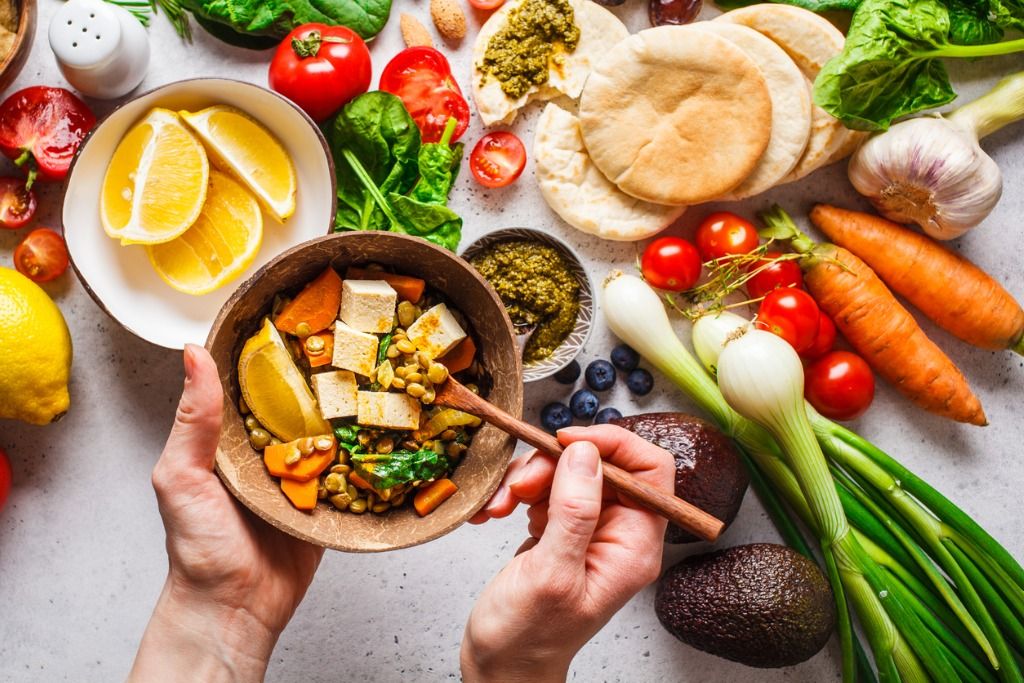 Berikut ini lima tips memulai clean eating bagi pemula, mulai dari makan buah dan sayur, yuk simak penjelasan lengkapnya