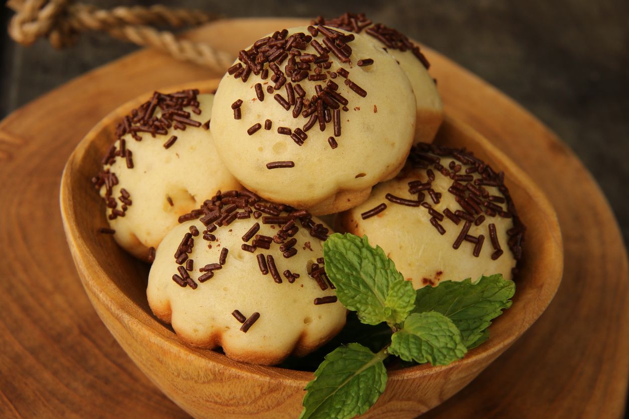 Kue cubit adalah jajanan masa kecil yang digemari banyak orang. Bikinnya mudah, simak tips memasak mudah kue cubit antigagal ini!