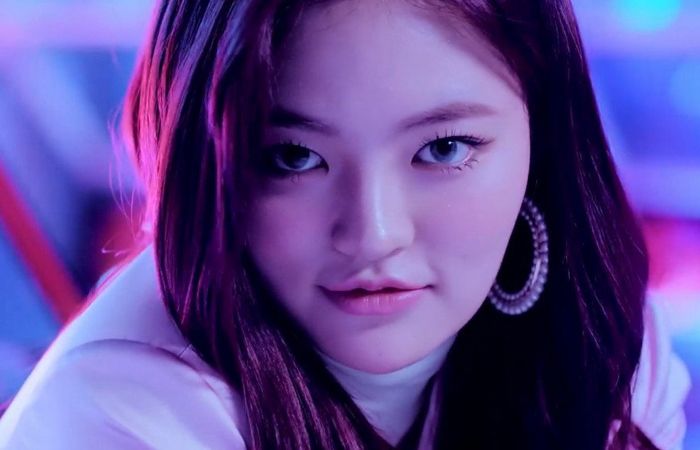 Somyi mantan anggota grup DIA banting setir jadi streamer. Yuk, kenali profesi online streamer seperti yang dijalaninya!