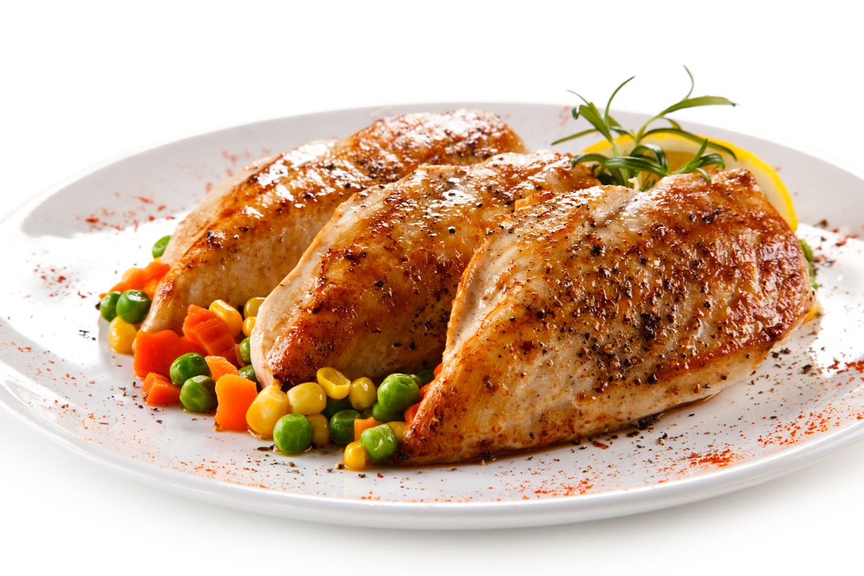 Dada ayam filet kerap dijadikan sebagai menu diet karena kandungan lemaknya lebih rendah. Simak, inilah tips memasak praktis dada ayam filet!