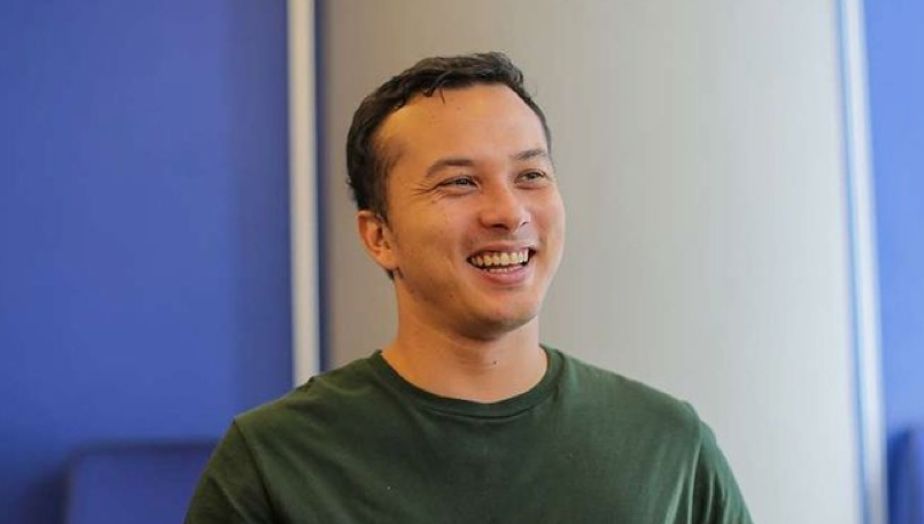 Aktor Nicholas Saputra menerima tantangan untuk adu renang di Vindes Sport dalam cuitan Twitternya. Ini respons warganet.