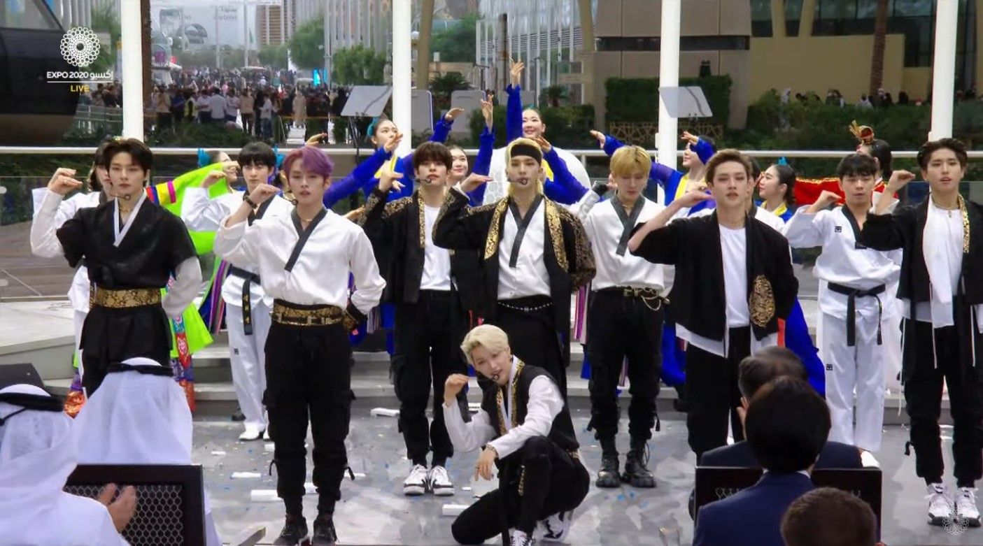 Bikin bangga penggemar, Stray Kids tampil di Expo 2020 Dubai, di hadapan Presiden Korea Selatan Moon Jae In. Simak penampilan mereka, yuk!