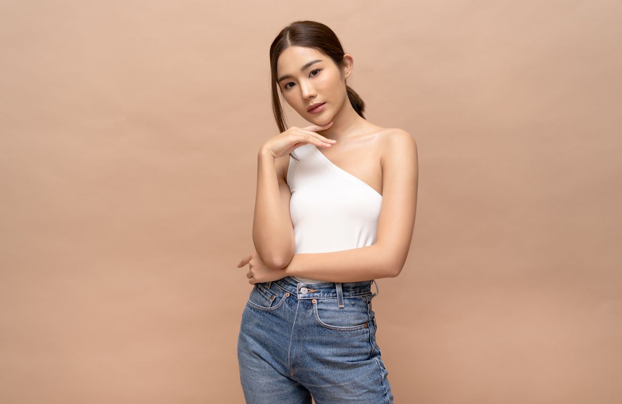 Siapapun bisa terlihat lebih ramping ketika memakai celana jeans. Penasaran bagaimana caranya? Berikut informasi selengkapnya.