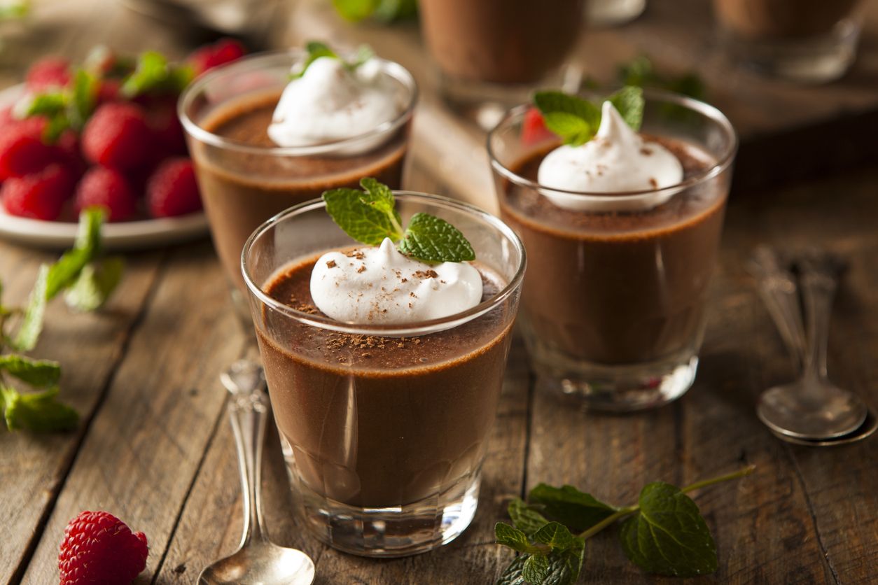 Puding cokelat adalah makanan penutup yang bertekstur lembut. Simak enam tips memasak mudah puding cokelat ala rumahan yang pekat dan lezat ini!
