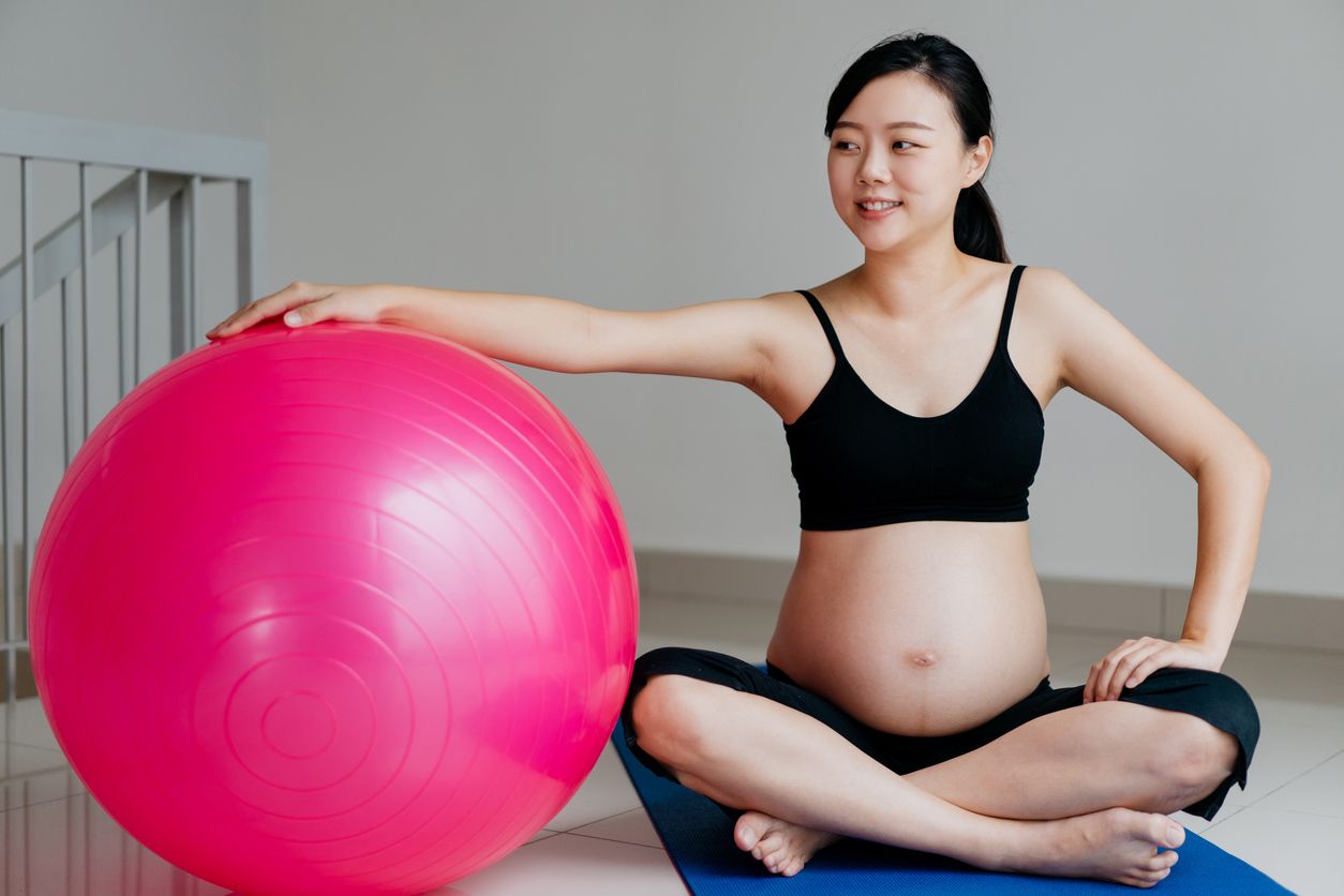 Olahraga sangat baik untuk stamina tubuh, termasuk olahraga untuk perempuan yang aman bagi ibu hamil. Berikut penjelasannya!