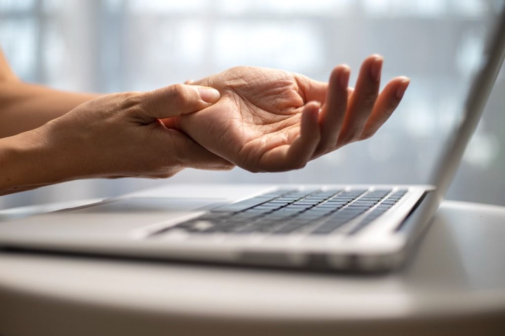 Carpal Tunnel Syndrome bisa jadi gangguan saat WFH, berikut ini penjelasannya mulai dari penyebab, faktor risiko, dan gejala