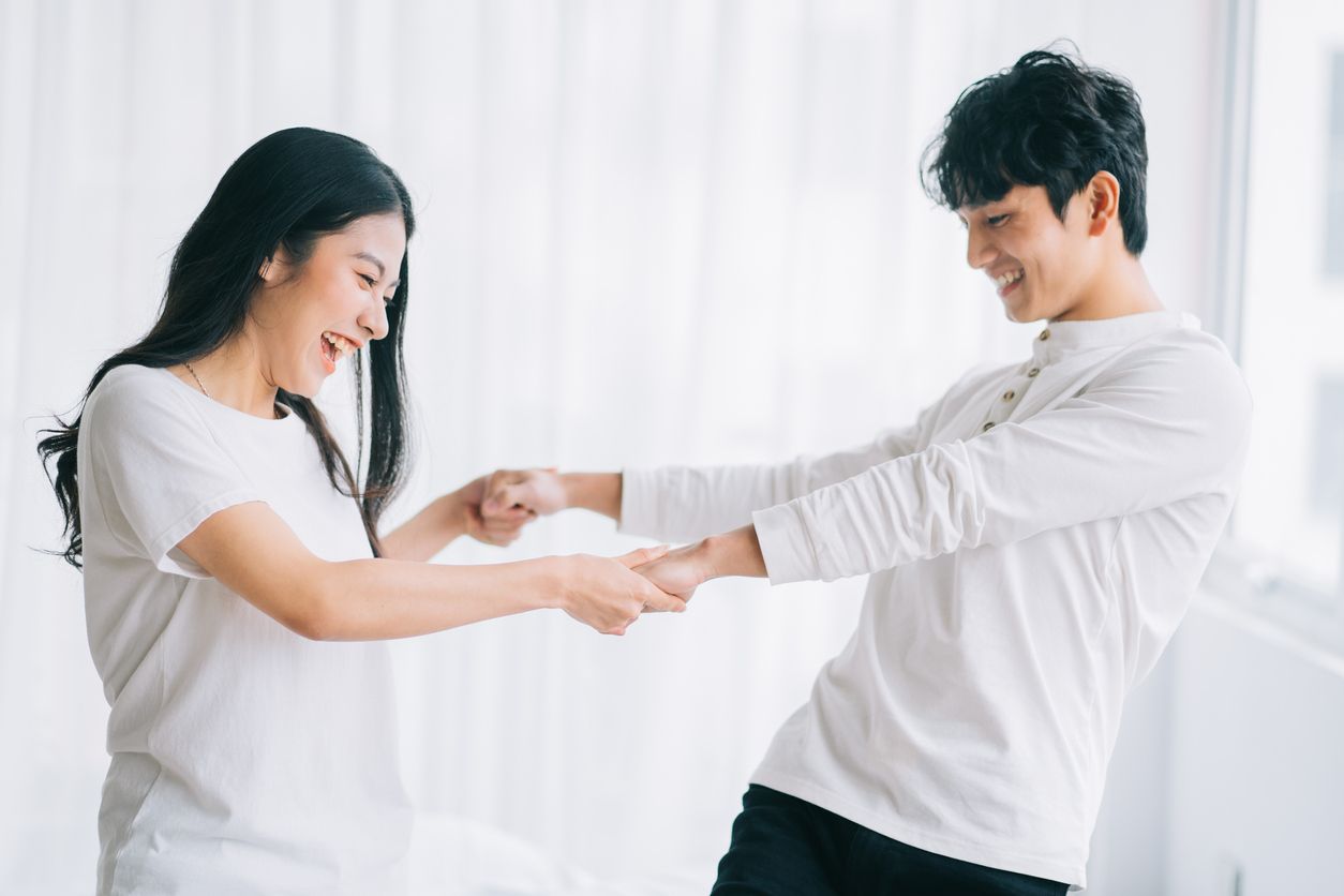 Ketertarikan dan cinta adalah dua unsur yang berbeda dalam hubungan. Ketahui delapan perbedaan antara ketertarikan dan cinta ini, yuk!