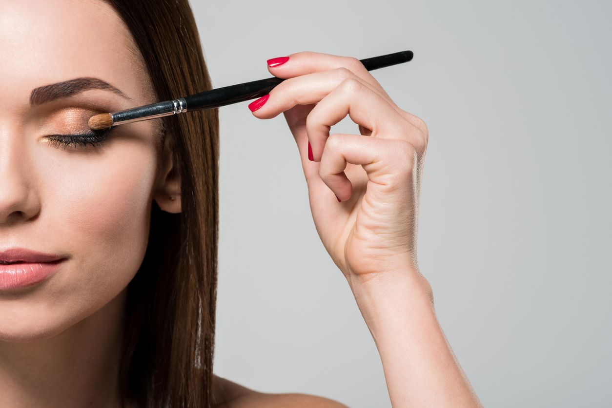 Ingin makeup mata tahan lama seharian? Berikut enam rahasia eye makeup tahan lama yang bisa dicoba. Apa saja?
