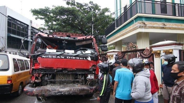 Begini cerita korban selamat dari kecelakaan di Balikpapan pada hari Jumat, (21/1/2022) yang melibatkan satu truk dan banyak kendaraan lain.