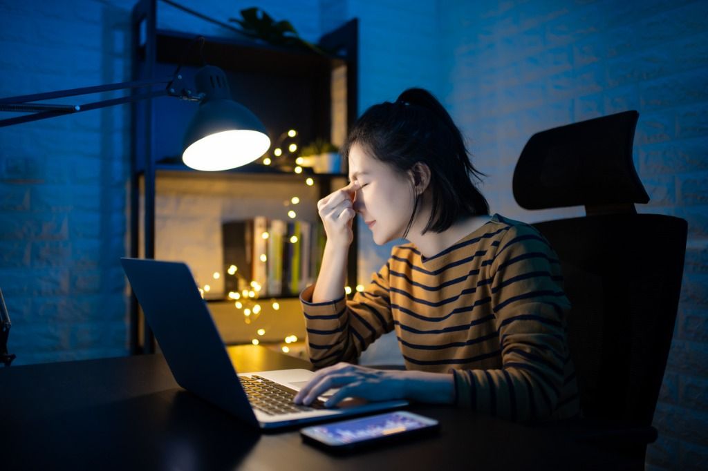 Pekerja WFH berisiko mengalami computer vision syndrome, gangguan apa itu? Yuk simak penjelasan lengkapnya