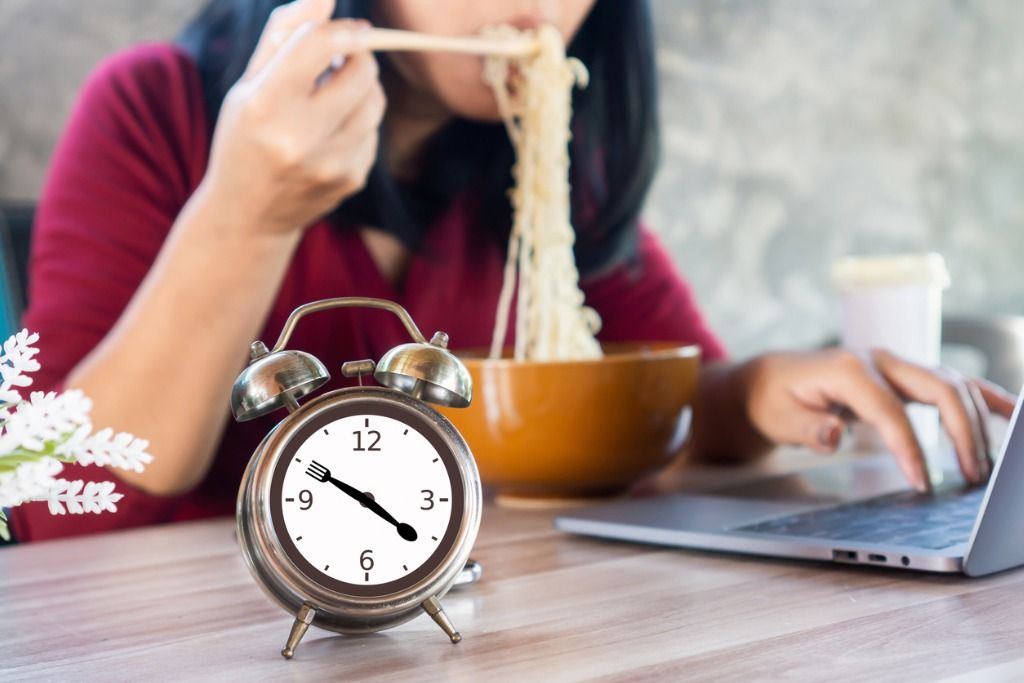 Berikut ini berbagai risiko buruk bagi orang yang memiliki kebiasaan makan cepat, apa saja? Yuk simak selengkapnya