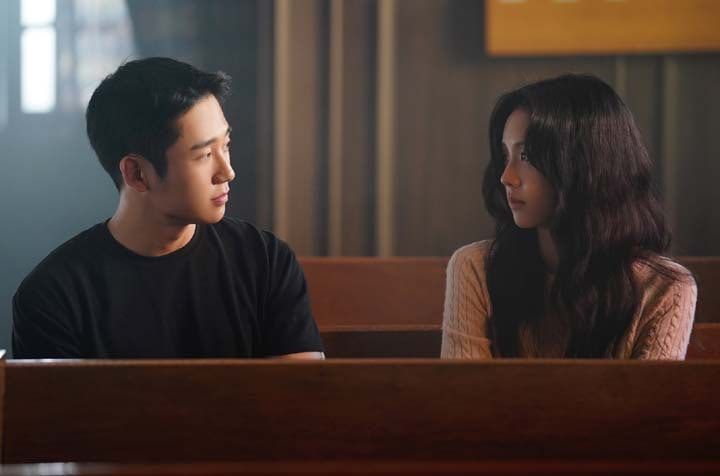Bocoran sinopsis Snowdrop episode 13 yang tayang malam ini, Soo Ho berusaha untuk menghibur Young Ro yang bimbang.