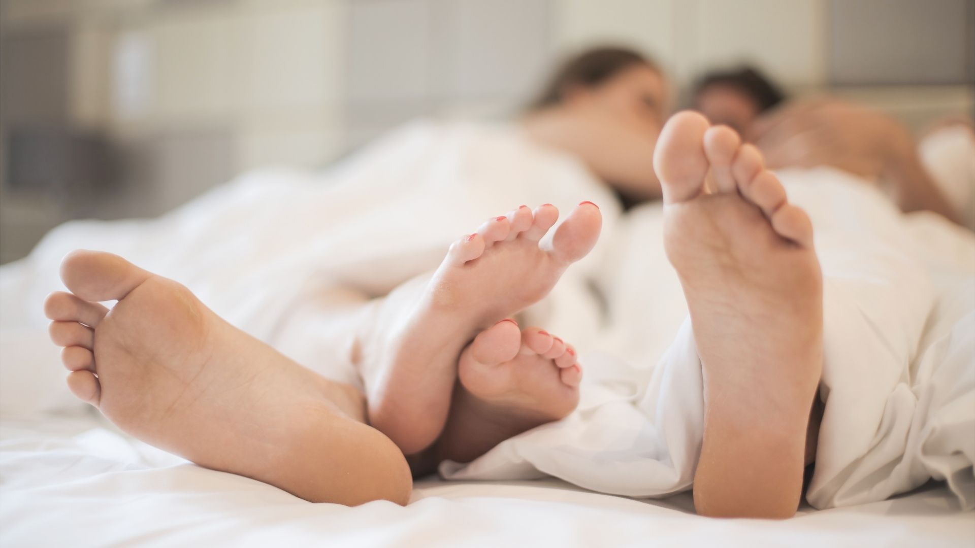 Bagi pasangan baru, melakukan hubungan seksual saat malam pertama membuat mereka canggung, begini tips agar malam pertamamu lancar!