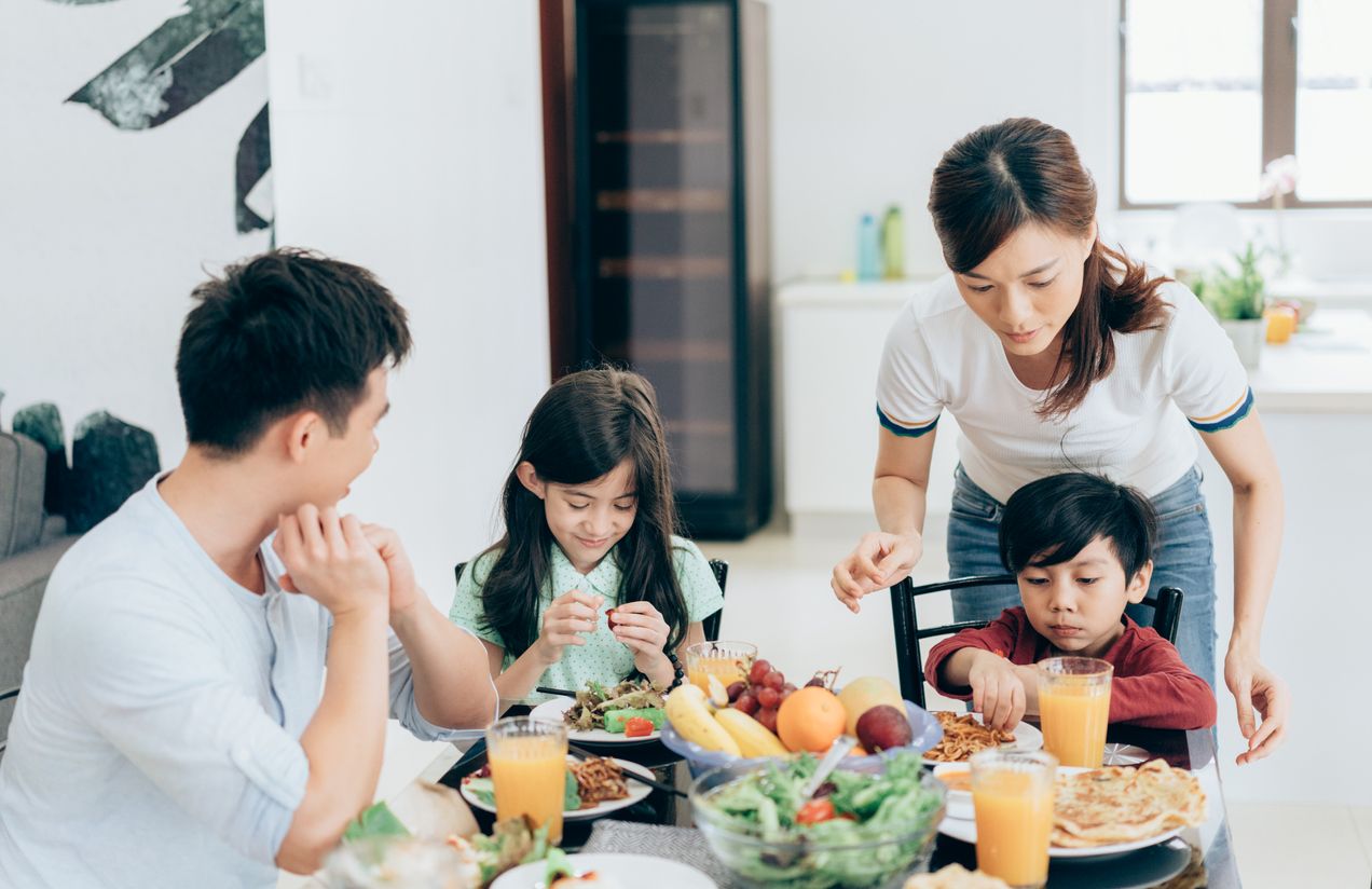 Anak yang terjanjur menyukai makanan cepat saji memang menjadi tantangan tersendiri untuk orang tua. Yuk, cari tahu panduan gizi seimbang untuk anak!