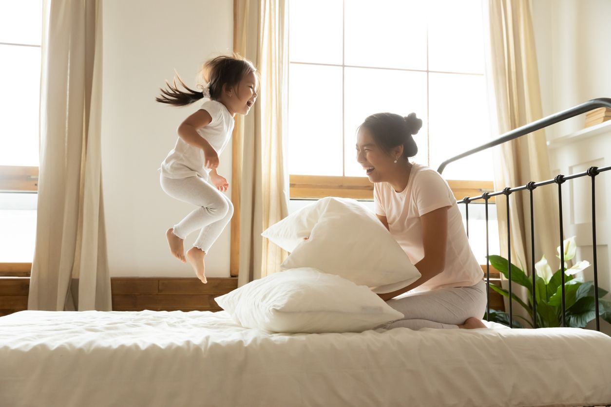 Mengajarkan anak merapikan kamar tidurnya sendiri sangat penting untuk belajar tanggung jawab terhadap dirinya sendiri. Yuk, cari tahu caranya!
