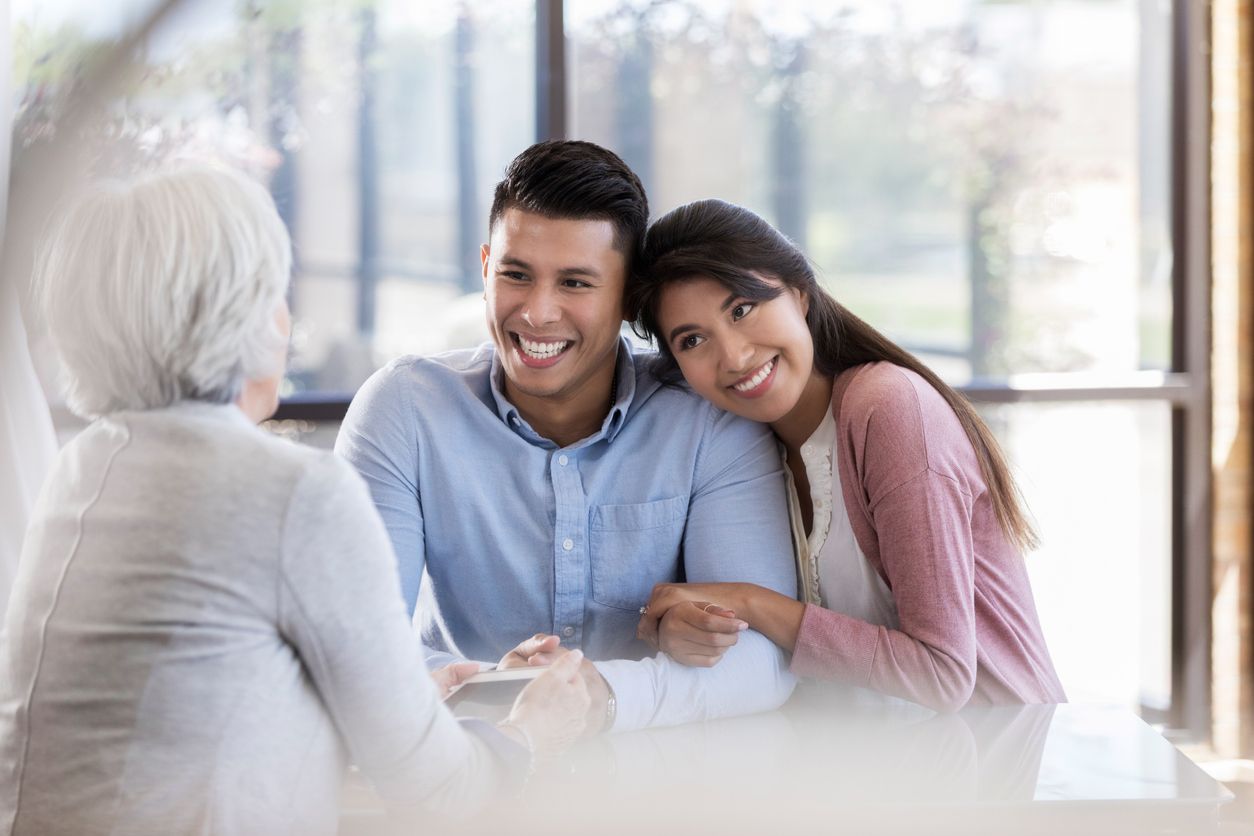 Jelang perempuan menikah bersama pasangan, simak tips memilih vendor pernikahan yang tepat. Berikut ulasannya!