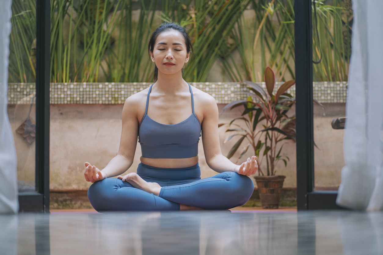 Selain bisa membuat rileks, ternyata yoga bisa jadi pilihan olaharaga untuk perempuan bagi penderita acid reflux, lho. Ini dia gerakannya!