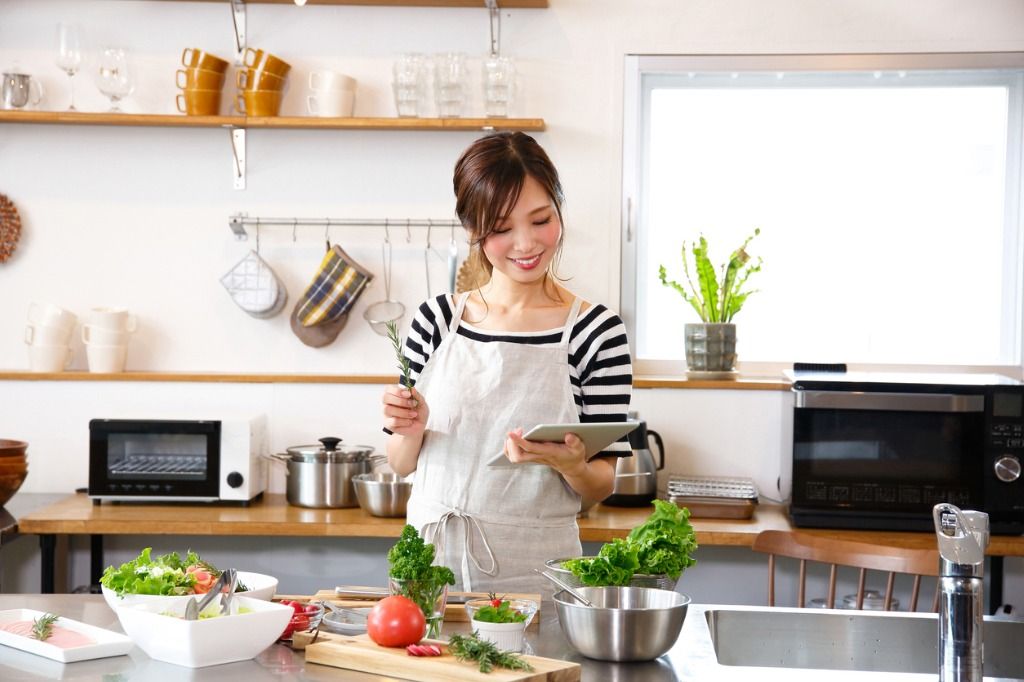 Ternyata memasak itu mampu meningkatkan kualitas hidup seseorang lho, sebab kegiatan mengolah makanan ini memiliki segudang manfaat simak ya!