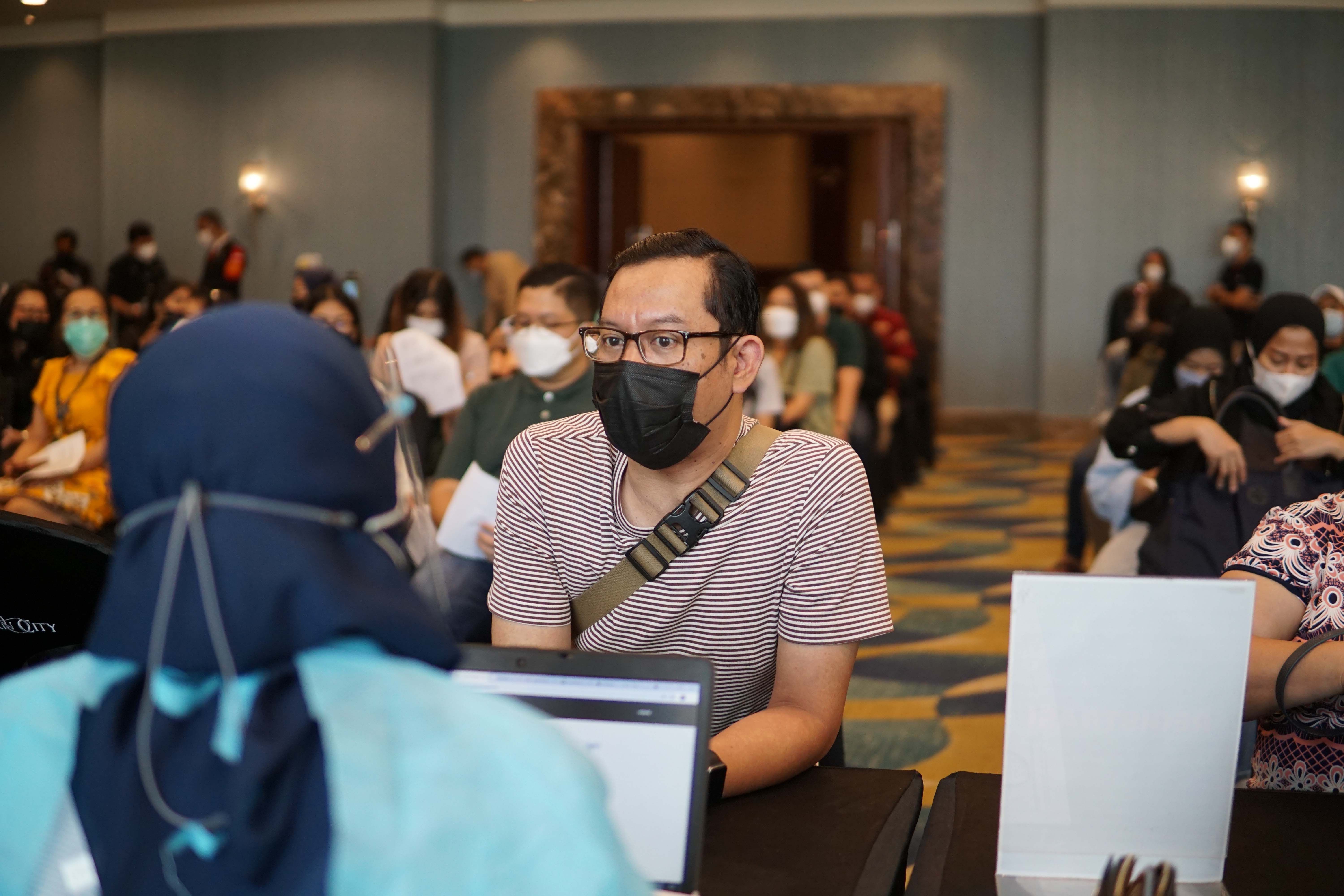 Pelaksanaan booster vaksin ini pada tanggal 26 hingga 28 Januari 2022, mulai pukul 09.00–16.00 WIB di The Hall, Senayan City lantai 8. Ini syaratnya