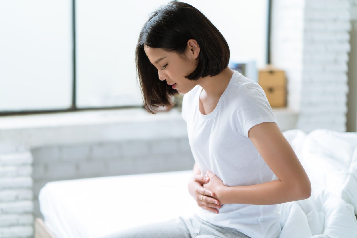PCOS sering kali menjadi momok bagi penderitanya karena menyebabkan menstruasi tidak teratur. Yuk, cari tahu informasi seputar PCOS.