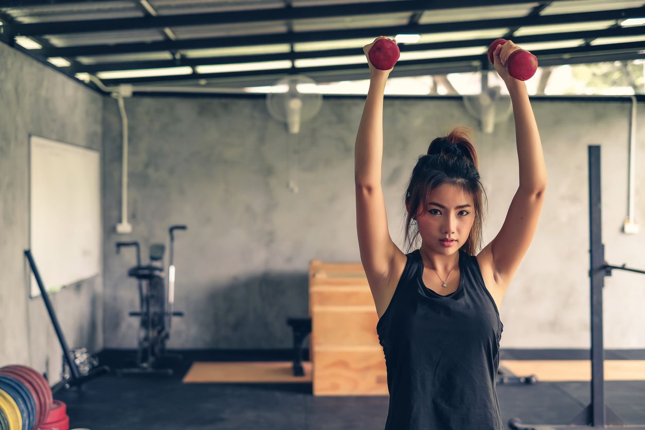 Salah satu olahraga untuk perempuan yang kini tengah digandrungi adalah gym. Yuk, simak lima gerakannya.