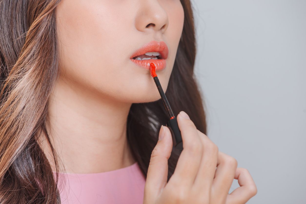 Lip gloss kembali tren , pasalnya, perempuan cenderung malas memakai make up tebal atau sekadar memulaskan lipstick matte.Apa kelebihannya?