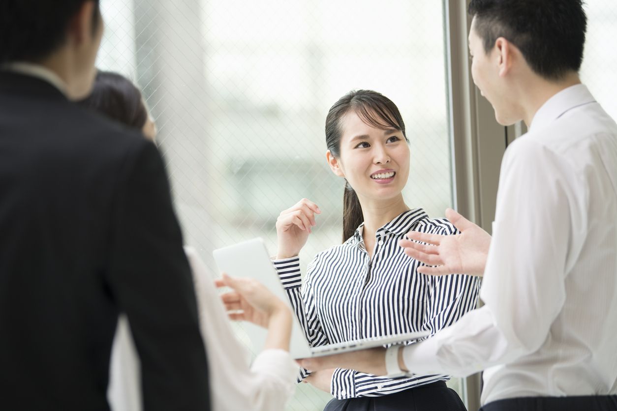 Tidak semua laki-laki bisa mengakui kemampuan wanita karir di dalam perusahaan, Alhasil, mereka sering melakukan mansplaining. Apa dampaknya?